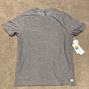 Vuori mens strato tech tee. Size large color gray